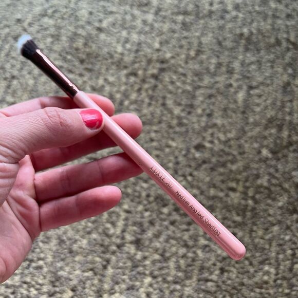 Luxie 207 Medium Angled Shading Brush - Picture 4 of 5